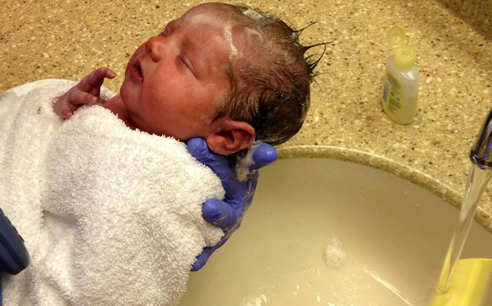 Delaying Baby’s First Bath: 8 Reasons Why Doctors Recommend Waiting Before Giving a Newborn a Bath